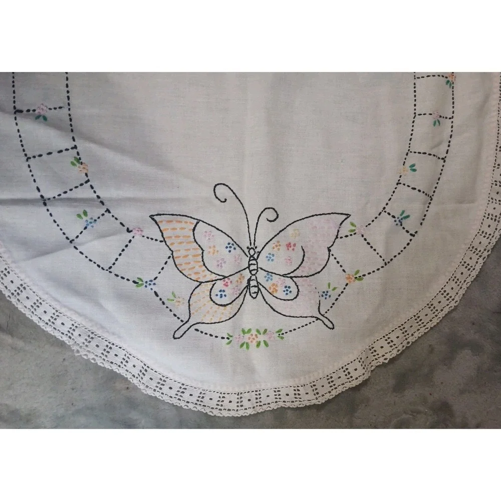 Vtg Table Topper Tablecloth Oval Floral‎ Embroidered Butterfly Crocheted Trim